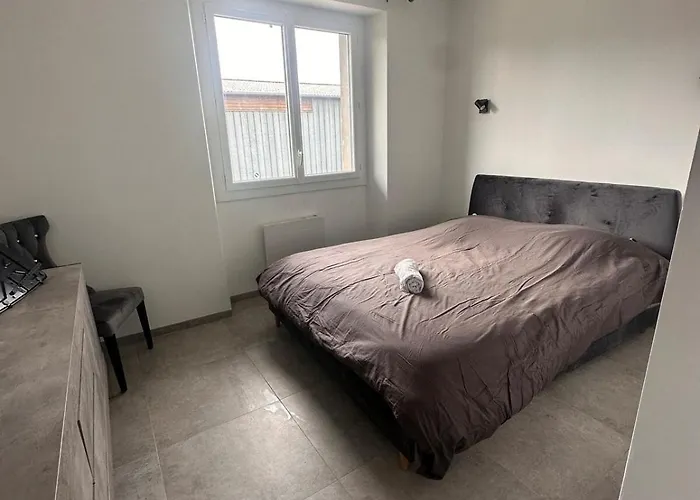 House With Garden Near Center Hébergement de vacances *